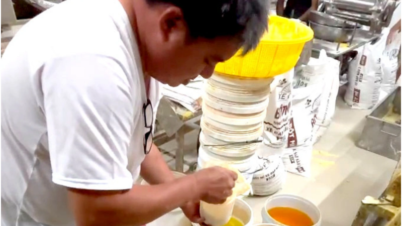 Hé lộ lời khai của chủ cơ sở Châu Phát sản xuất 800 tấn mì trộn h:óa ch:ất ở TPHCM: Đáng sợ quá đi