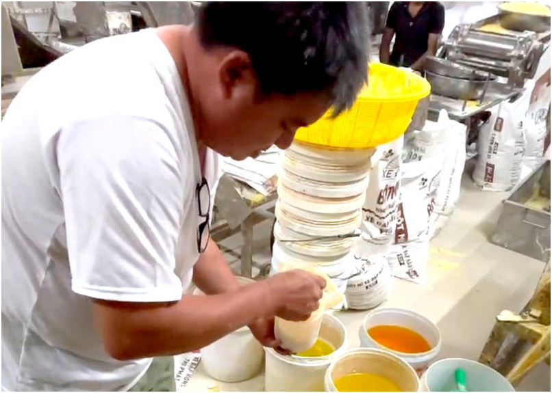 Hé lộ lời khai của chủ cơ sở Châu Phát sản xuất 800 tấn mì trộn h:óa ch:ất ở TPHCM: Đáng sợ quá đi