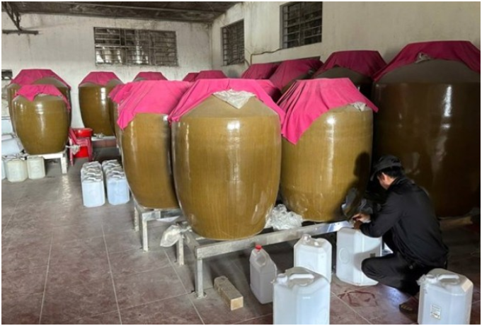 Phát hiện lò rư:ợu gạo ‘b:ẩn’ ng:uy c:ơ gây ng:ộ độ:c ở Hải Phòng, bị xử phạt nặng theo quy định