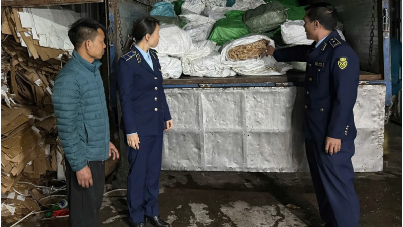 Phát hiện hơn 7 tấn ch:ân g:à, x:úc xí:ch nhập lậ:u suýt được tuồn ra thị trường: Nhìn thấy tởm luôn, hết dám ăn nữa rồi