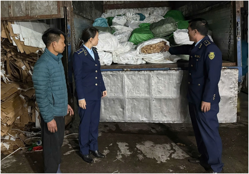 Phát hiện hơn 7 tấn ch:ân g:à, x:úc xí:ch nhập lậ:u suýt được tuồn ra thị trường: Nhìn thấy tởm luôn, hết dám ăn nữa rồi