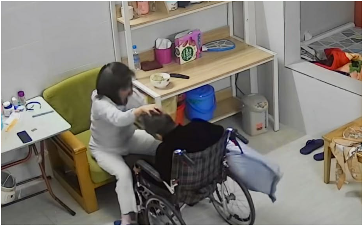 Tiết l:ộ mức lương cao ngất của nữ giúp việc bạo hành bà cụ 82 tuổi: “Có phúc mà không biết hưởng”