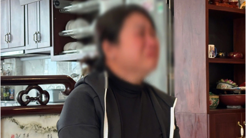 Con gái bà cụ 82 tuổi bị bạ:o hà:nh khóc nức nở khi chứng kiến sự việc: “Tui trả lương cao mà, có phải thấp đâu mà hà:nh h:ạ mẹ tôi dữ vậy”