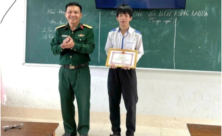 Vụ máy bay quân sự r:ơi ở Đắk Lắk: Khen thưởng cháu bé lớp 11 kịp thời cứu phi công bị thư:ơng, quá xứng đáng