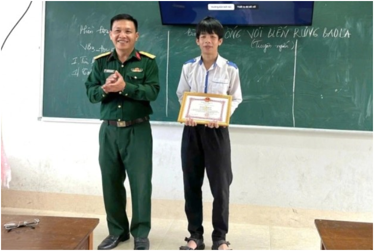 Vụ máy bay quân sự r:ơi ở Đắk Lắk: Khen thưởng cháu bé lớp 11 kịp thời cứu phi công bị thư:ơng, quá xứng đáng