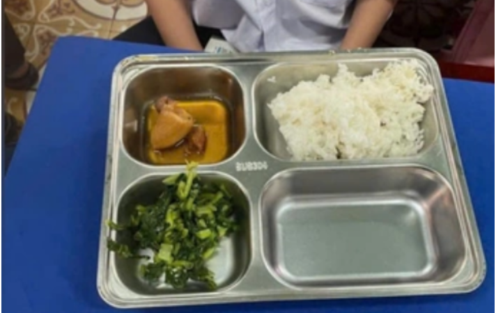 Xôn xao bữa ăn bán trú ‘chỉ có một miếng thịt’, nhà trường giải thích sao? Ăn thế này sao đủ chất