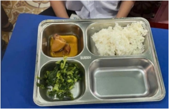 Xôn xao bữa ăn bán trú ‘chỉ có một miếng thịt’, nhà trường giải thích sao? Ăn thế này sao đủ chất