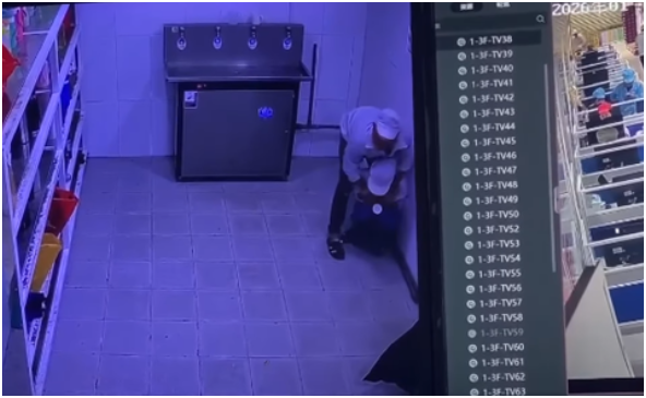 Quá bức xúc với với hành động của nam công nhân ở KCN Đồng Nai s:àm s:ỡ đồng nghiệp: Có cờ nhíp ghi lại hết