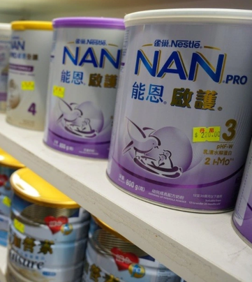 Độc chất trong sữa Nestlé bị thu hồi nguy hiểm ra sao? Có thể ảnh hưởng gan và không bị loại bỏ bằng đun nấu thông thường