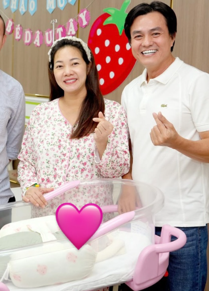 Vợ Cao Minh Đạt ở cữ như bà hoàng: Massage chân tận nơi, ăn uống chuẩn chỉnh đủ 6 bữa mỗi ngày