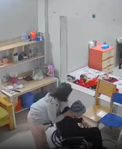 Vụ bà lão 82 tuổi ở Hà Nội bị giúp việc bạo hành gây phẫn nộ: Cụ bà bị đe dọa không được nói với con cháu, tinh thần hoảng loạn khi sự việc vỡ lở