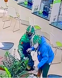 Luật sư nói gì về việc người dân có quyền bắt giữ khi phát hiện hai kẻ cướp ngân hàng ở Gia Lai?