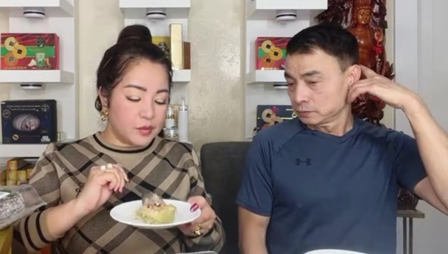 Cuộc sống hiện tại của bố ruột “bé Xuân Mai” tại Mỹ khiến nhiều người nghẹn lòng: Đi làm công nhân, gói bánh chưng bán Tết mưu sinh