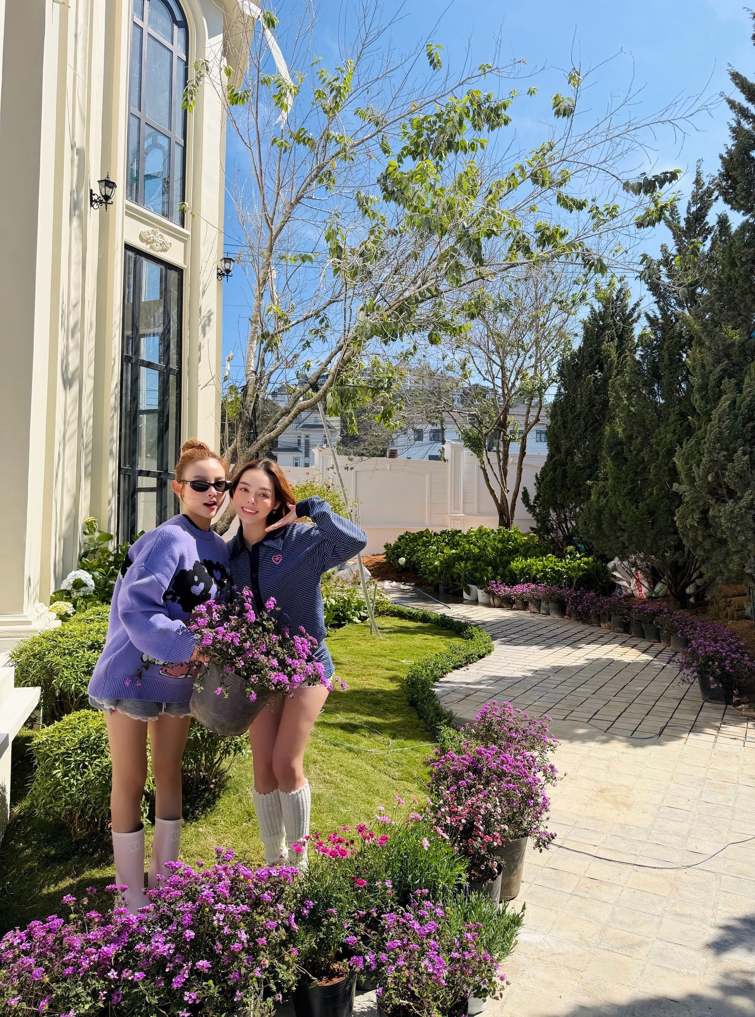 Độc nhất phú bà Vbiz: Xây hẳn biệt phủ xa hoa để dưỡng già cùng bạn thân, chỉ hé lộ một góc thôi cũng đủ thấy độ chịu chi khủng khiếp