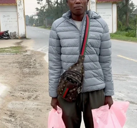 Lindo – cựu thành viên Team châu Phi vượt đường xa tìm gặp gia đình của Quang Linh Vlogs, nhưng không được đón tiếp: Nhiều người xem xong không khỏi xót xa