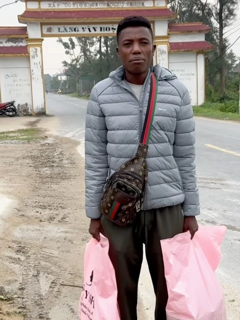 Lindo – cựu thành viên Team châu Phi vượt đường xa tìm gặp gia đình của Quang Linh Vlogs, nhưng không được đón tiếp: Nhiều người xem xong không khỏi xót xa