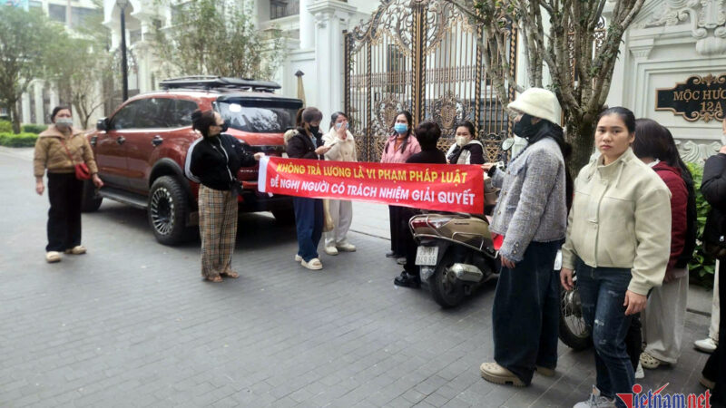 Bức xúc thật sự: Công nhân kéo tới nhà Hoàng Hường đòi quyền lợi, không thấy lãnh đạo đâu, chỉ cho nhân viên ra cãi qua cãi lại nghe mà tức