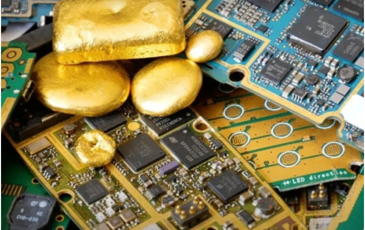 Giá vàng leo thang, người đàn ông thông minh khi dùng những thứ bỏ đi để thu về 5 cây vàng: “Sự thật bất ngờ luôn”