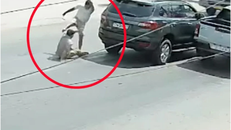 Chú tài xế bị đ:á:nh t:uvo:ng ở Tây Ninh: Liên tục xin lỗi nhưng không được tài xế bán tải tha, không có phản kháng gì