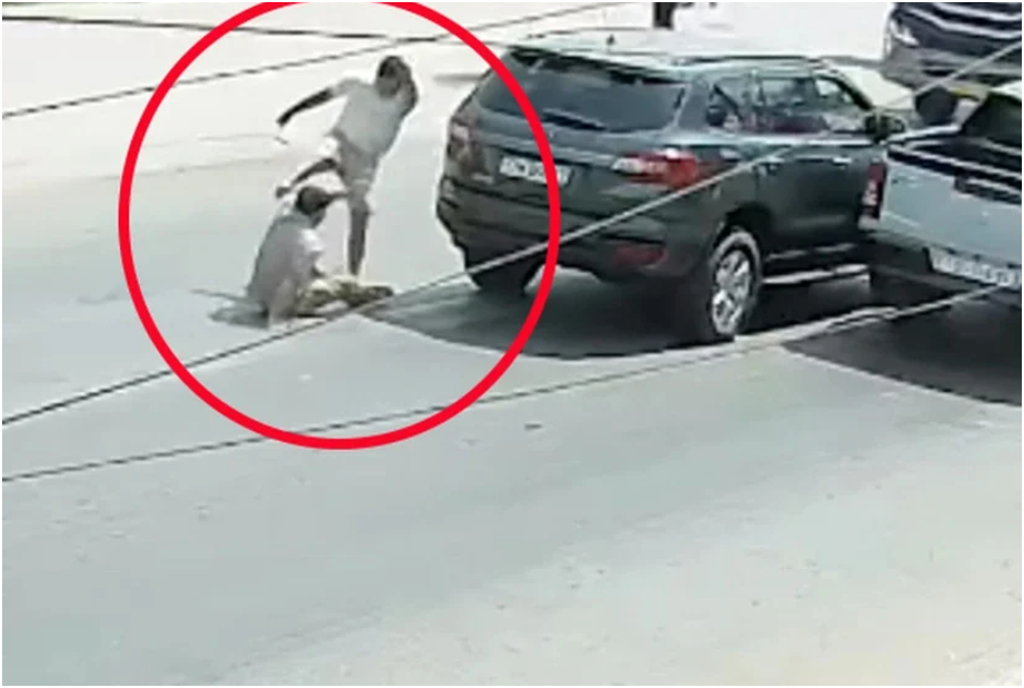 Chú tài xế bị đ:á:nh t:uvo:ng ở Tây Ninh: Liên tục xin lỗi nhưng không được tài xế bán tải tha, không có phản kháng gì